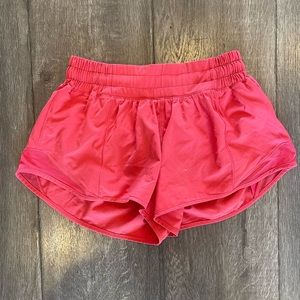 Lululemon hotty hot 2.5” shorts coral